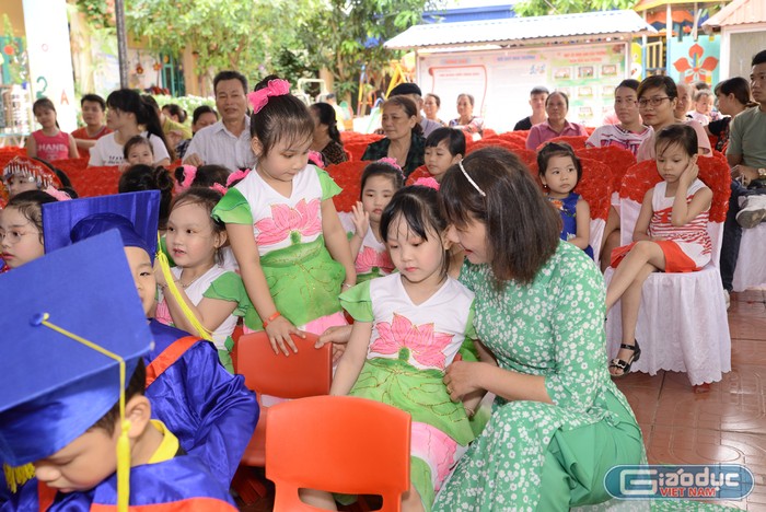 Trong công việc, cô giáo Nguyễn Thị Hải Lan dành nhiều thời gian, tâm huyết để chăm sóc và nuôi dạy trẻ (Ảnh: Lã Tiến)