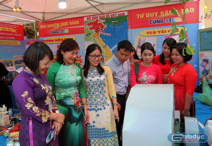 Các đại biểu tham quan những sản phẩm sáng tạo của giáo viên, học sinh Trường trung học cơ sở Trần Phú (Ảnh: Lã Tiến)
