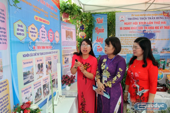 Các đại biểu tham quan những sản phẩm sáng tạo của giáo viên, học sinh Trường trung học cơ sở Trần Hưng Đạo (Ảnh: Lã Tiến)
