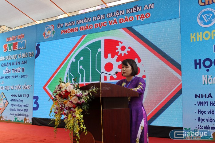 Bà Bùi Thị Tuyết Mai, Trưởng phòng Giáo dục và Đào tạo quận Kiến An phát biểu tại ngày hội (Ảnh: Lã Tiến)