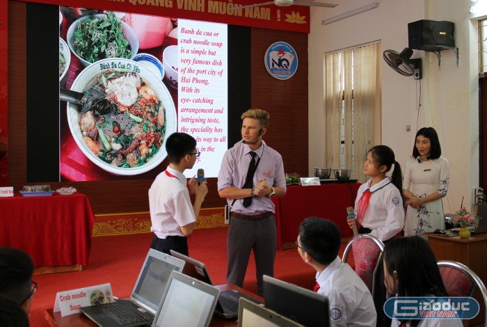 Học sinh được giao tiếp với giáo viên người nước ngoài, tự tin giới thiệu bài học bằng tiếng Anh (Ảnh: Lã Tiến)