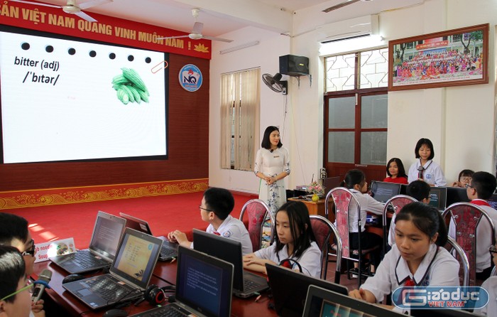 Cô giáo Trần Thị Lan Hương và các em học sinh lớp 7C9 của nhà trường thực hiện với chủ đề “Vietnamese food and drink” (Ảnh: Lã Tiến)