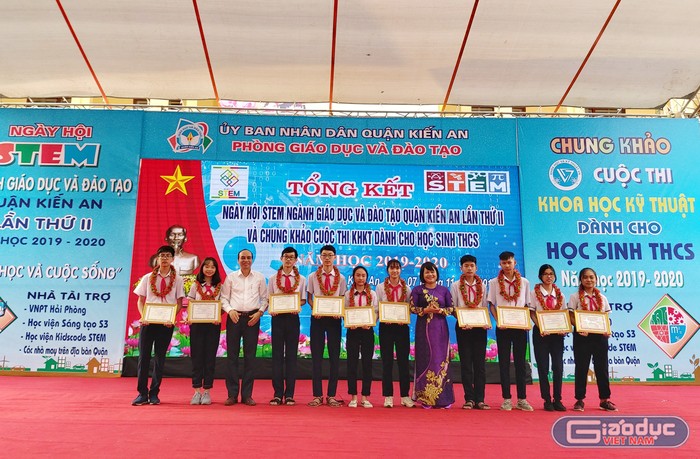 Ban tổ chức Ngày hội STEM ngành Giáo dục và Đào tạo quận Kiến An trao thưởng 4 học sinh của Trường Trung học cơ sở Trần Phú đạt giải nhất Khoa học kỹ thuật cấp quận (Ảnh: Lã Tiến)