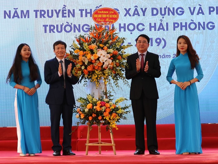 Ông Lê Khắc Nam, Phó Chủ tịch Ủy ban nhân dân thành phố Hải Phòng tặng hoa chúc mừng nhà trường (Ảnh: CTV)