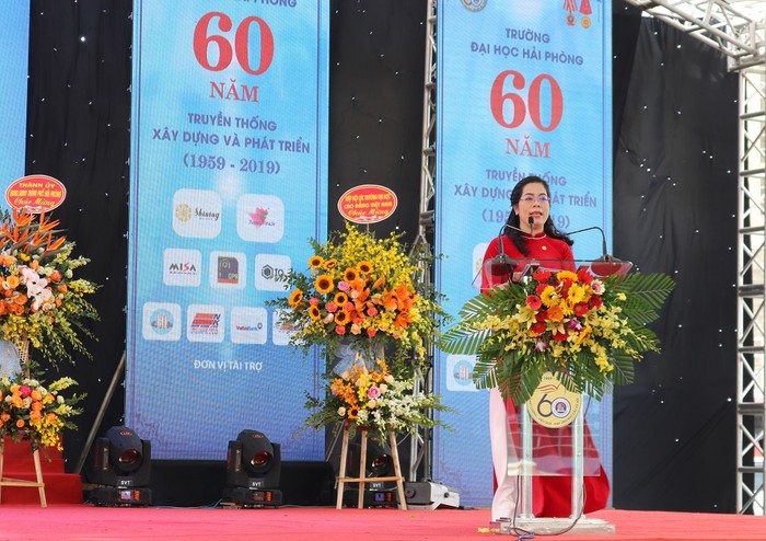 Phó giáo sư, Tiến sĩ Nguyễn Thị Hiên, Hiệu trưởng Trường Đại học Hải Phòng đọc diễn văn tại lễ kỷ niệm (Ảnh: CTV)
