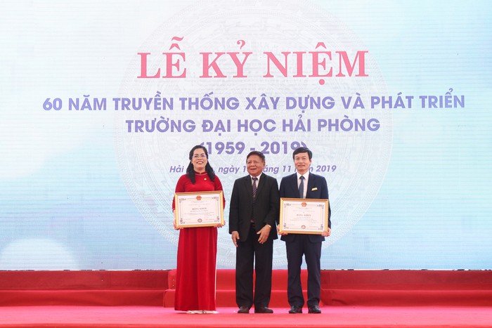 Phó giáo sư, Tiến sĩ Trần Xuân Nhĩ - Phó Chủ tịch Hiệp hội các trường đại học, cao đẳng Việt Nam - nguyên Thứ trưởng Bộ Giáo dục và Đào tạo trao bằng khen tặng các cá nhân (Ảnh: CTV)