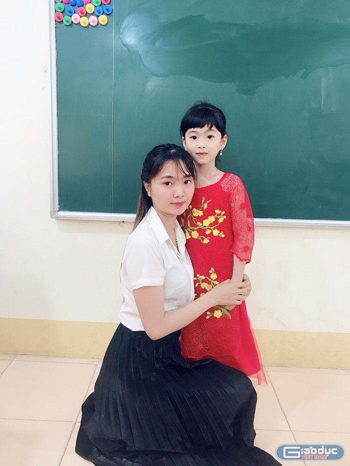 Cô giáo Lê Thị Ánh Tuyết dành tặng các học trò của mình những cái ôm ấm áp (Ảnh: Nhân vật cung cấp)