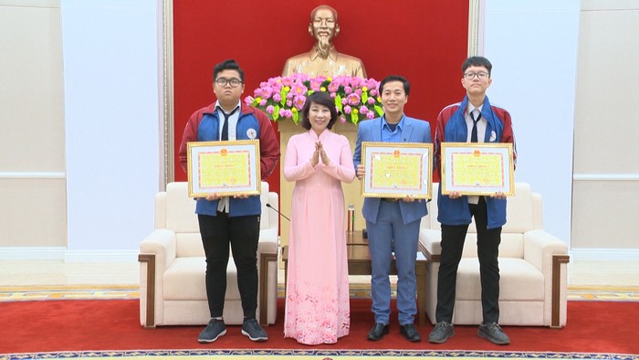 Lãnh đạo tỉnh Quảng Ninh khen thưởng giáo viên, học sinh đoạt huy chương Bạc cuộc thi Phát minh sáng chế quốc tế INOVA. (Ảnh: CTV)