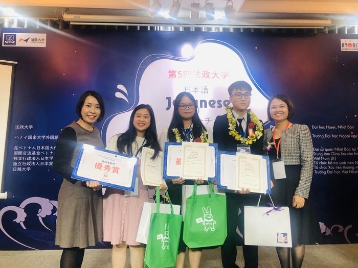 Ba học sinh Trường Trung học phổ thông chuyên Trần Phú vừa đạt kỳ tích tại cuộc thi hùng biện tiếng Nhật toàn quốc (Ảnh: CTV)