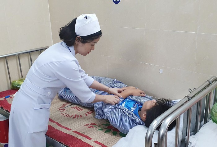 Cháu Hoàng Công Khanh đang được chăm sóc và điều trị tại Khoa Răng- Hàm- Mặt của Bệnh viện Việt Tiệp (Hải Phòng) (Ảnh: LT)