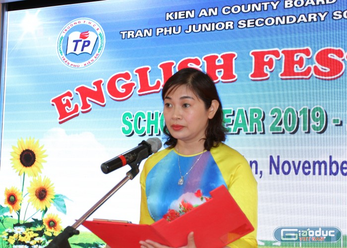 Cô giáo Nguyễn Thị Tuyết Lan, Hiệu trưởng Trường Trung học cơ sở Trần Phú phát biểu tại ngày hội (Ảnh: Lã Tiến)