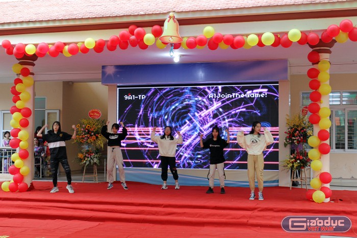 Học sinh Trường Trung học cơ sở Trần Phú (quận Kiến An, Hải Phòng) tự tin biểu diễn các tiết mục văn nghệ bằng tiếng Anh (Ảnh: Lã Tiến)