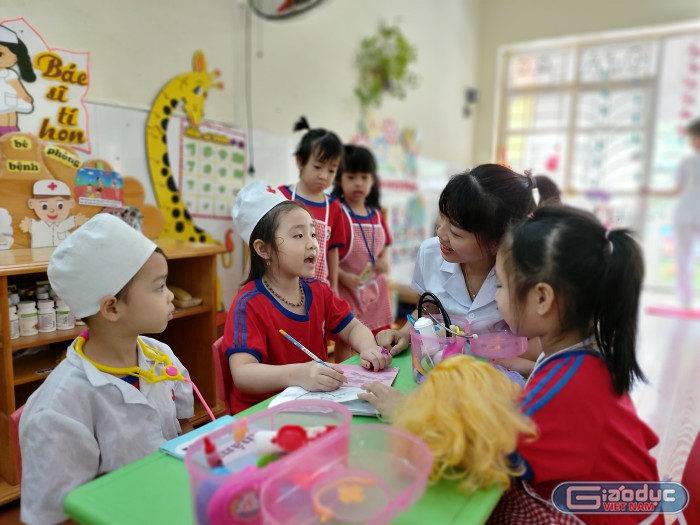 Cô giáo Vũ Thị Ánh Tuyết cùng các em học sing trong giờ học (Ảnh: Lã Tiến)