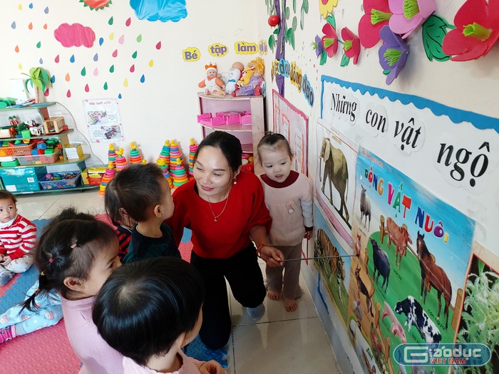 Các giáo viên mầm non dạy hợp đồng tại thành phố Hải Dương phấn khởi vì được xét tuyển lần này (Ảnh: Lã Tiến)