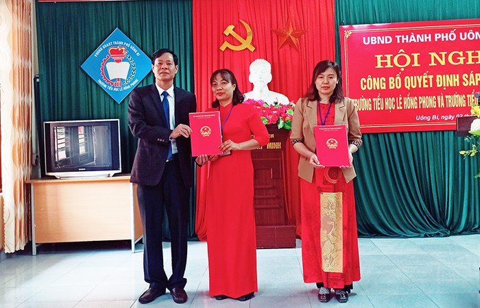 Lãnh đạo thành phố Uông Bí trao quyết định bổ nhiệm các chức vụ cán bộ quản lý chủ chốt Trường tiểu học Lê Hồng Phong (Ảnh: CTV)