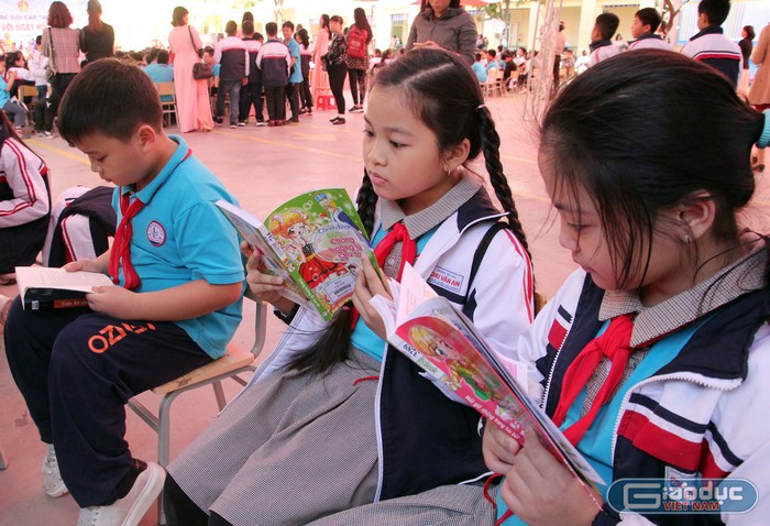 Học sinh Trường tiểu học Chu Văn An được tuyên truyên ý nghĩa của việc đọc sách (Ảnh: LT)