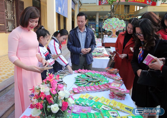 Các đại biểu tham quan thư viện thân thiện của Trường tiểu học Chu Văn An (Ảnh: LT)