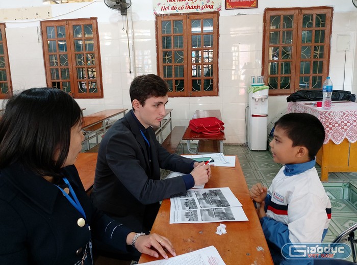 Thầy giáo người nước ngoài phỏng vấn các em học sinh tiểu học (Ảnh: Lã Tiến)