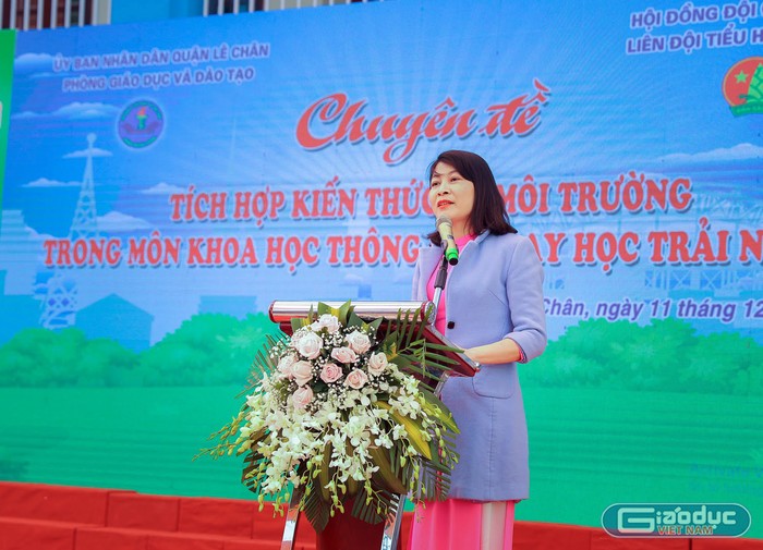 Cô giáo Nguyễn Thị Kim Viên, Hiệu trưởng Trường Tiểu học Võ Thị Sáu phát biểu tại chuyên đề (Ảnh: Lã Tiến)