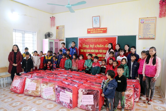 34 chăn ấm, 34 mũ len và tất chân được trao tặng cho học sinh Điểm trường Mầm non, Tiểu học Nga Bát (xã Quảng Nghĩa, thành phố Móng Cái, Quảng Ninh). (Ảnh: CTV)