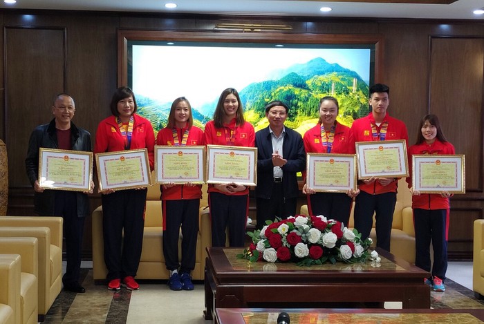 Ông Nguyễn Xuân Ký, Bí thư Tỉnh ủy Quảng Ninh trao thưởng cho các vận động viên, huấn luyện viên đạt thành tích cao tại SEA Games 30 (Ảnh: CTV)