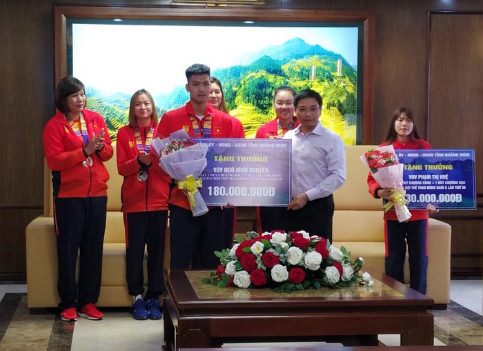 Ông Nguyễn Văn Thắng, Chủ tịch Ủy ban nhân dân tỉnh Quảng Ninh trao thưởng cho các vận động viên, huấn luyện viên đạt thành tích cao tại SEA Games 30 (Ảnh: CTV)