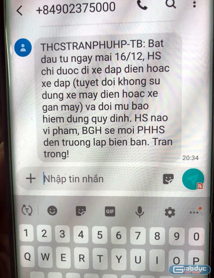 Trường Trung học cơ sở Trần Phú gửi thông báo cấm học sinh đi xe máy điện tới các phụ huynh (Ảnh: Lã Tiến)