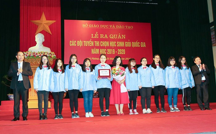 Lãnh đạo Sở Giáo dục và Đào tạo Hải Phòng tặng quà cho các em học sinh dự thi học sinh giỏi quốc gia. (Ảnh: Lã Tiến)