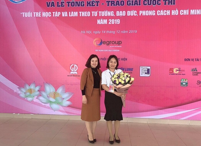 Lãnh đạo Phòng Giáo dục và Đào tạo thị xã Đông Triều (Quảng Ninh) tặng hoa chúc mừng cô giáo Hoàng Thị Thu đạt giải Tư cuộc thi (Ảnh: Nhân vật cung cấp)