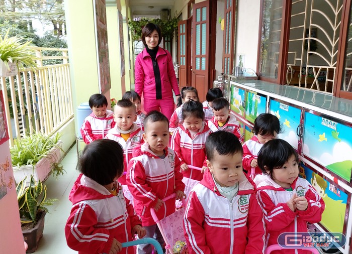 Cô giáo Nguyễn Thị Dung hướng dẫn các cháu lớp nhà trẻ (Ảnh: Lã Tiến)