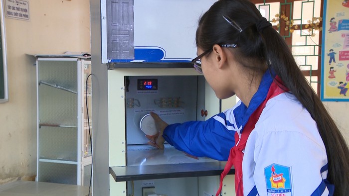 Nữ sinh Tạ Phương Linh cùng mô hình thiết bị báo và chữa cháy tự động (Ảnh: CTV)
