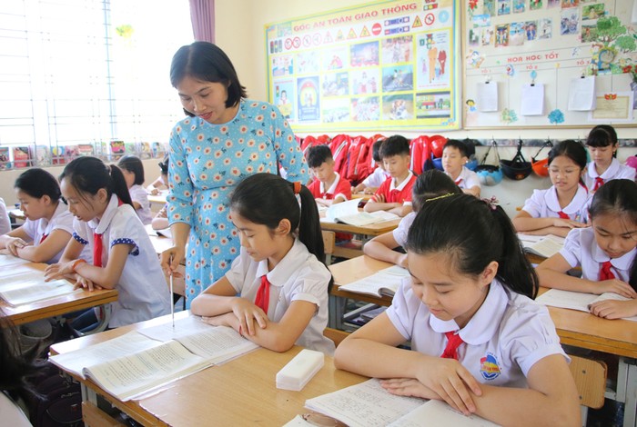Cô giáo Nguyễn Thị Quyên luôn tận tình, nhiệt huyết trong mỗi bài giảng với mong muốn truyền tải kiến thức tốt nhất đến học sinh. (Ảnh: CTV)