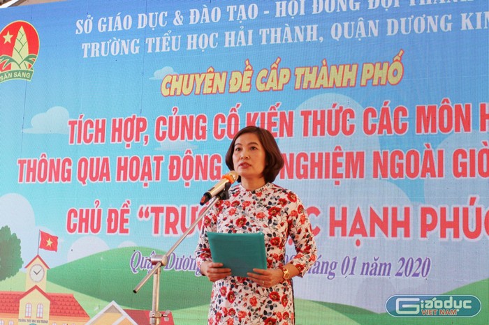 Cô giáo Vũ Thị Kim Vân, Hiệu trưởng Trường Tiểu học Hải Thành phát biểu tại chuyên đề (Ảnh: Lã Tiến)