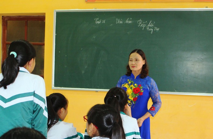 Cùng với việc giảng dạy kiến thức, cô giáo Phạm Thị Khơi còn dạy học sinh cách làm người (Ảnh: Nhân vật cung cấp)