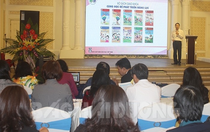Các nhà xuất bản giới thiệu sách giáo khoa tới các trường học ở Hải Dương (Ảnh: Báo Hải Dương)