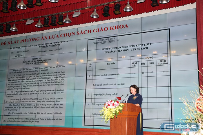 Cô giáo Nguyễn Thị Thắm, Hiệu trưởng Trường tiểu học Nguyễn Công Trứ đã đề xuất phương pháp lựa chọn sách giáo khoa (Ảnh: Lã Tiến)