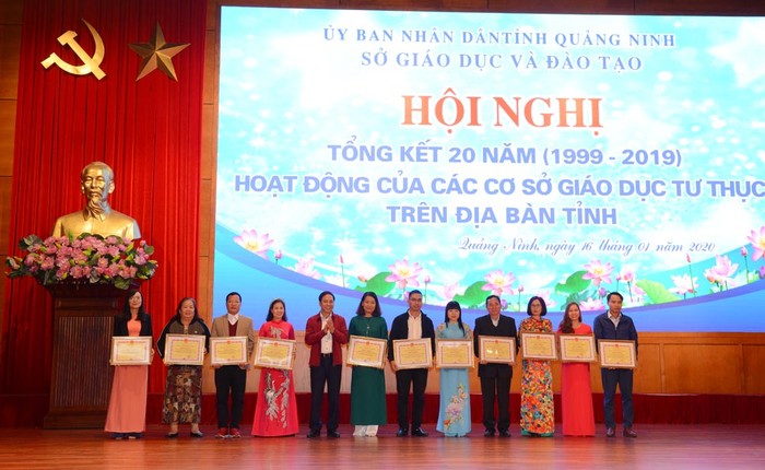Ông Đặng Huy Hậu, Phó Chủ tịch Thường trực Ủy ban nhân dân tỉnh Quảng Ninh trao bằng khen cho các tập thể có thành tích xuất sắc trong 20 năm qua. (Ảnh: Báo Quảng Ninh)