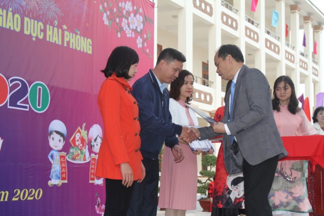 Ông Lê Quốc Tiến, Giám đốc Sở Giáo dục và Đào tạo Hải Phòng tặng quà cho trường Khiếm Thính, trường Khiếm Thị và phổ thông Nội trú Đồ Sơn (Ảnh: CTV)