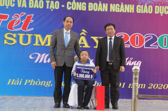 Lãnh đạo Sở Giáo dục và Đào tạo Hải Phòng tặng quà cho em Nguyễn Đức Quân, học sinh lớp 12A3 Trường Trung học phổ thông Thái Phiên (Ảnh: CTV)