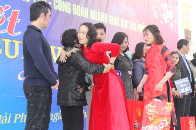 Bà Lâm Tuyết Trinh, Chủ tịch Công đoàn ngành giáo dục Hải Phòng trao quà cho các nhà giáo, người lao động (Ảnh: CTV)