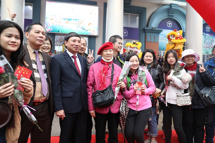 ông Nguyễn Xuân Ký, Bí thư Tỉnh ủy Quảng Ninh (thứ 3 từ trái sang) chụp ảnh lưu niệm cùng du khách (Ảnh: CTV)
