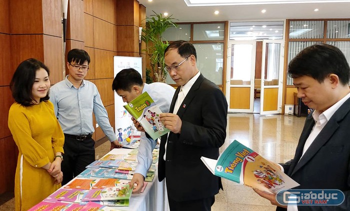 Lãnh đạo các nhà trường tại quận Kiến An tham khảo, nghiên cứu sách giáo khoa mới (Ảnh: Lã Tiến)
