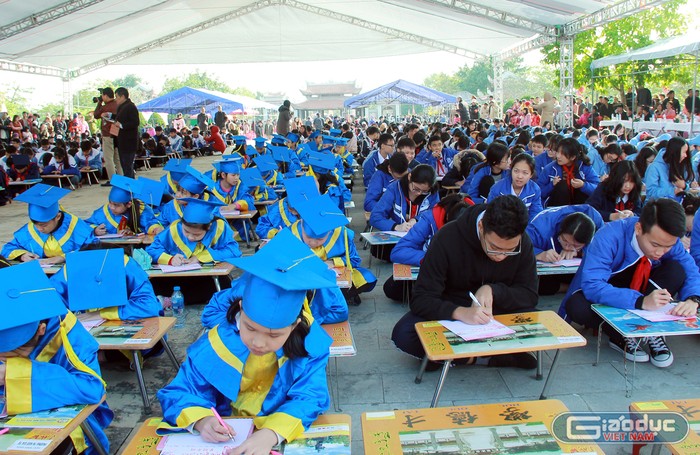 Các em học sinh bay tỏ ước mơ của mình về thành phố Hải Phòng trong tương lai (Ảnh: LT)