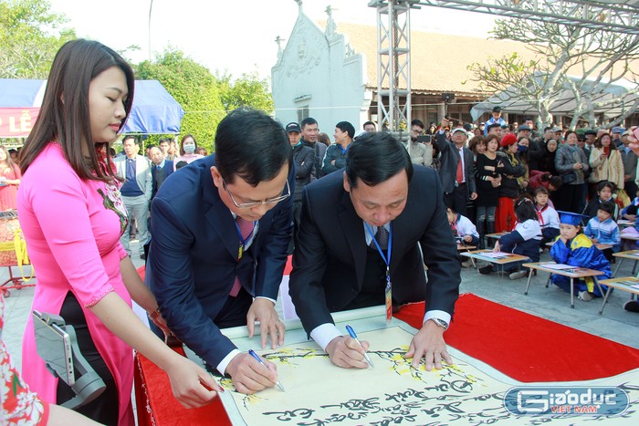 Lãnh đạo huyện Kiến Thụy thực hiện nghi lễ khai bút đầu xuân (Ảnh: LT)