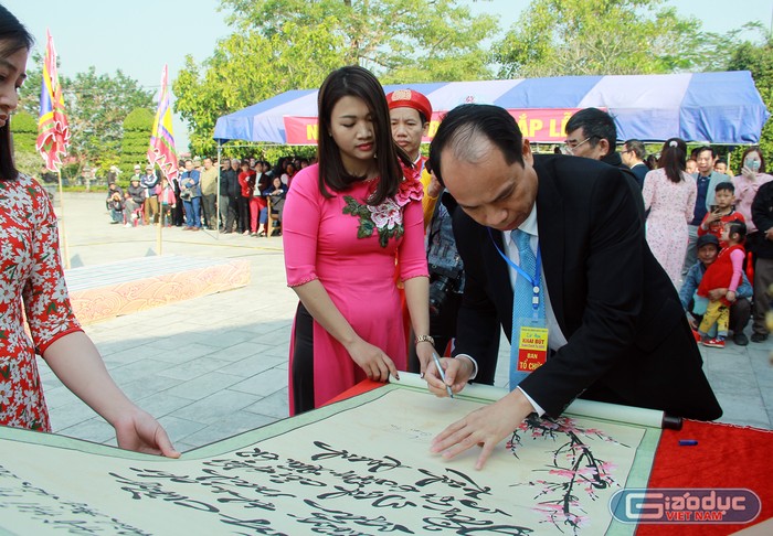 Ông Lê Quốc Tiến, Giám đốc Sở Giáo dục và Đào tạo Hải Phòng thực hiện nghi lễ khai bút (Ảnh: LT)