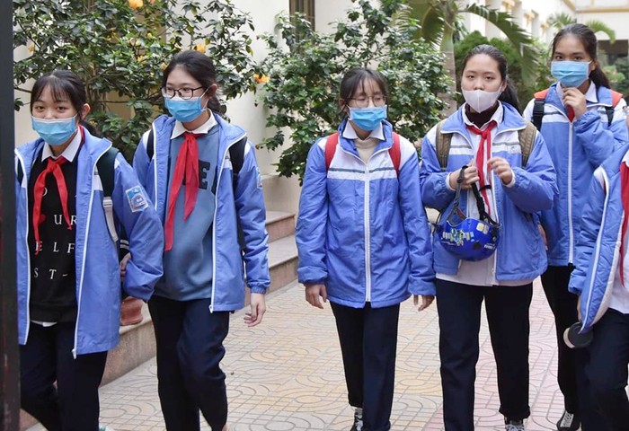 Nhiều trường học tuyên truyền cho học sinh đeo khẩu trang khi đến trường (Ảnh: LT)