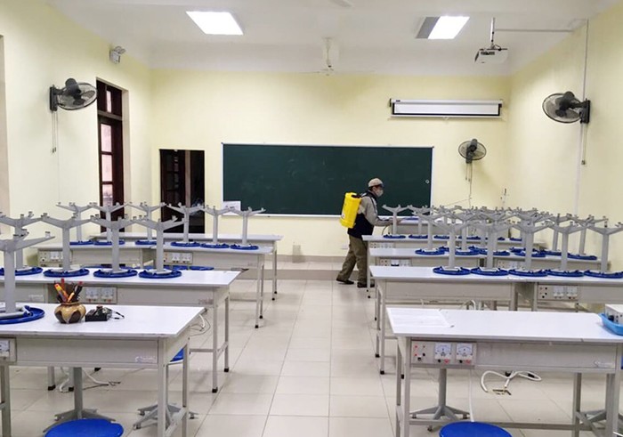 Trường Trung học cơ sở Ngô Quyền (quận Lê Chân( phun thuốc khử khuẩn các phòng học và quanh nhà trường (Ảnh: LT)