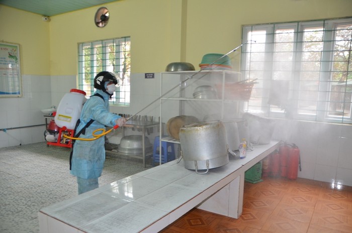 Các trường học ở Móng Cái (Quảng Ninh) được phun thuốc khử khuẩn (Ảnh: CTV)