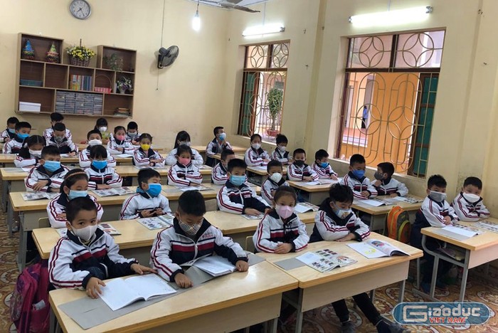 Học sinh Trường tiểu học Chu Văn An đến trường đông đủ sau 3 ngày nghỉ để phòng, chống dịch Corona (Ảnh: LT)