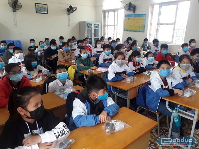 Các em học sinh Trường tiểu học Đông Hải 2 (quận Hải An) được trang bị cốc, khăn mặt phòng chống dịch (Ảnh: CTV)